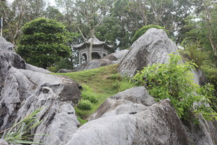 山林间的石景与古朴亭子