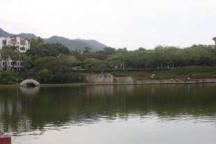 湖畔风光 远山近水相映