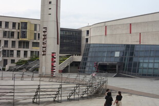 现代建筑旁的高耸纪念塔