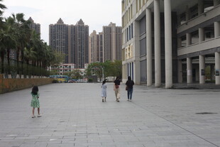 校园广场上的行人与建筑