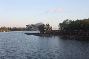 湖畔风景远处建筑与绿树