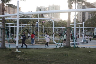 户外儿童游乐场景