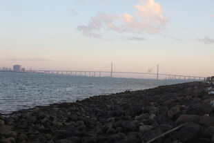 海边黄昏时的礁石海岸线