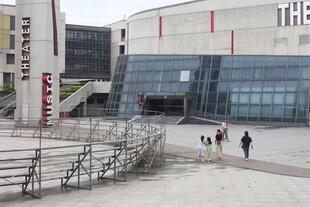 现代建筑前的行人景观