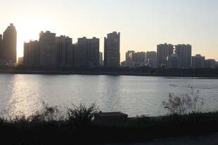 城市湖畔黄昏美景