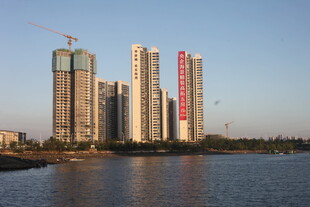 河畔高楼林立的城市景观