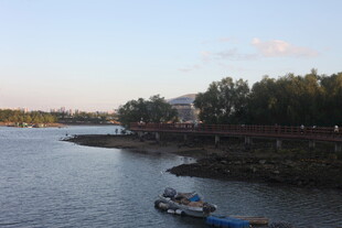 河畔小船风景图