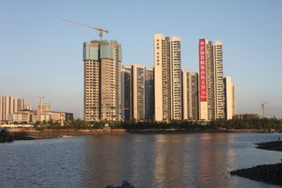 河畔高楼林立的城市风光