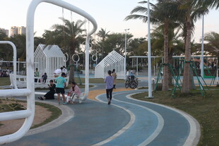 公园健身步道上的休闲场景