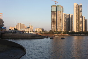 河畔高楼林立的城市景观