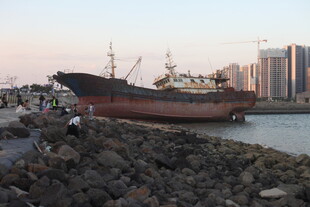 港口边老旧船只停靠景象