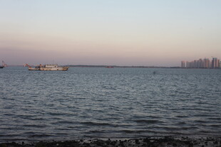 黄昏下的辽阔海面与船只