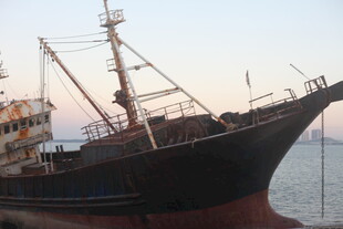 停靠岸边的大型渔船