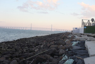 海边黄昏时的礁石景观