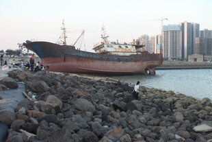 岸边停靠的老旧船只