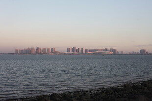 海滨城市黄昏天际线景观