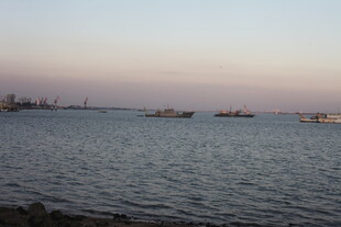 黄昏下的辽阔海面船只