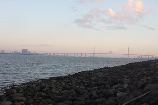 海边黄昏时的堤坝与海面