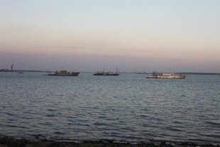 黄昏下的海面与船只