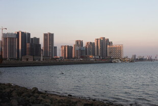 海滨城市黄昏高楼景观