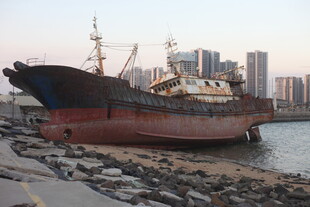 搁浅在岸边的大型船只