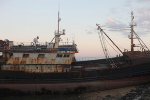 废弃船只停靠在岸边