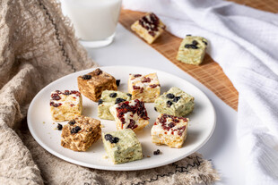 美味多样雪花酥摆于盘中