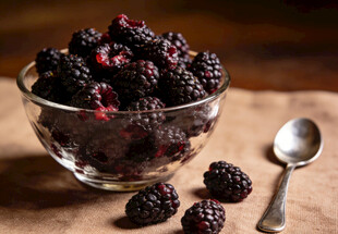 玻璃碗中的桑葚