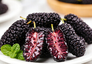 桑葚摆放在盘中