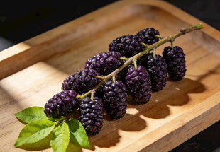 木盘上的桑葚果