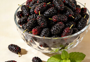 玻璃碗中的桑葚