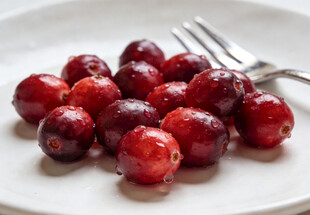 白盘上的蔓越莓