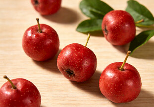 红山楂摆放在木桌上