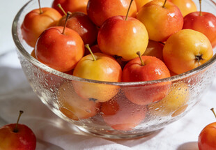 玻璃碗中的海棠果