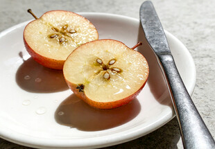 盘中切开的小沙果