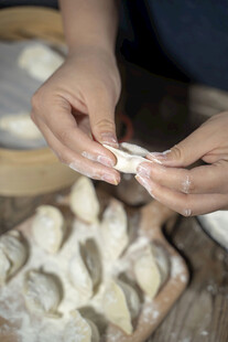 手工包饺子