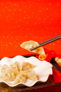 筷子夹起美味饺子