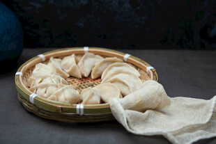竹篮中的美味手工饺子