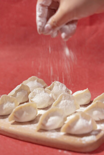 手工撒粉包饺子