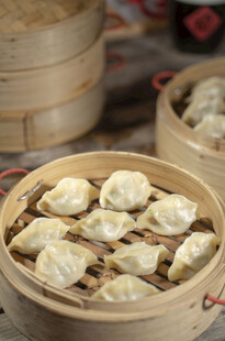 竹制蒸笼里的美味饺子