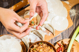 手工包饺子场景