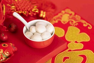 喜庆红背景中的元宵