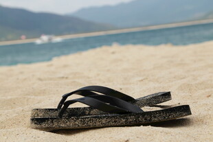 沙滩上的黑色人字拖