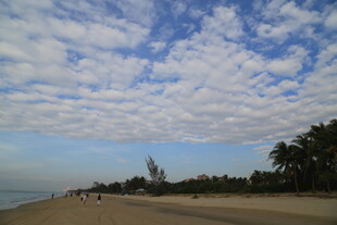 海滨沙滩蓝天白云美景