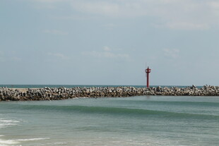 海边长堤与远处灯塔