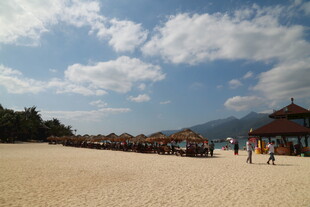 沙滩美景 游人漫步赏风光