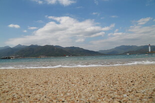 美丽沙滩与远处山海风光