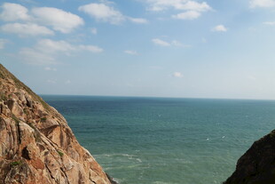 海边峭壁与辽阔海景