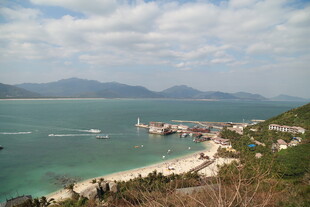 海滨风光 青山碧海相映