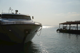 豪华游艇停靠在码头